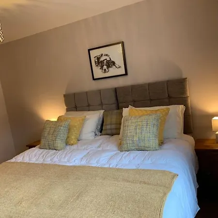 Apartment Centrally Located Light Warm & Welcoming