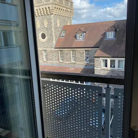 Apartment Centrally Located Light Warm & Welcoming Bristol