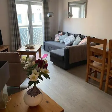 Centrally Located Light Warm & Welcoming בריסטול