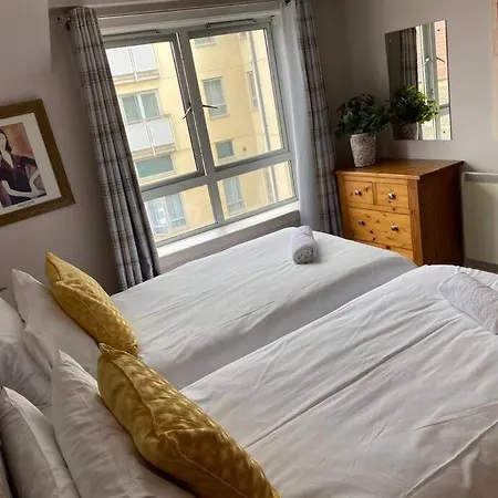 דירה Centrally Located Light Warm & Welcoming *
