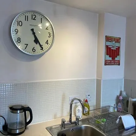 Centrally Located Light Warm & Welcoming * בריסטול